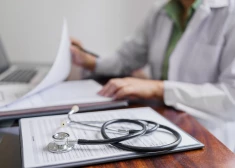 "Я не знаю, как вам ко мне записаться": жительница Тукумса два года не может попасть к врачу, который делал ей операцию