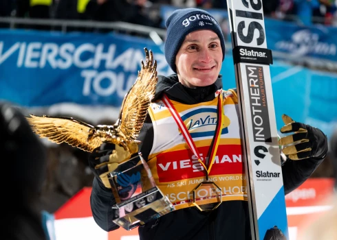 Domens Prevcs ar kāroto trofeju