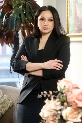 Roksanas ikdiena paiet Strasbūrā, kur viņa strādā Nacionālo minoritāšu aizsardzības konsultatīvajā komitejā.