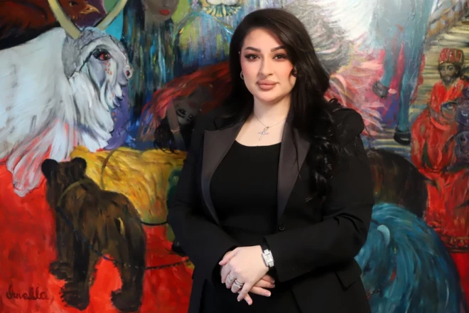 Ornella pie vienas no savām gleznām.