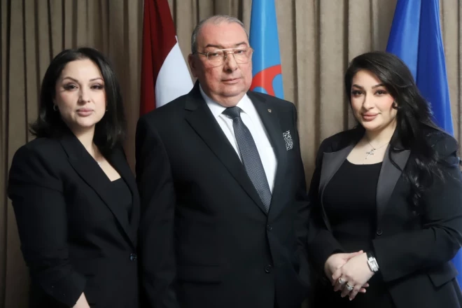 Roksana un Ornella ar tēvu.