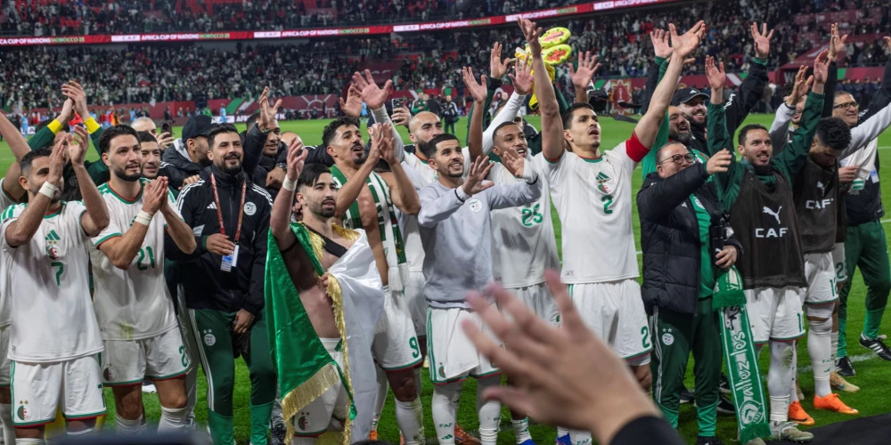Alžīrijas futbolisti līksmo par iekļūšanu Āfrikas kausa ceturtdaļfinālā (foto: Scanpix / IMAGO / Didier Lefa Studio)
