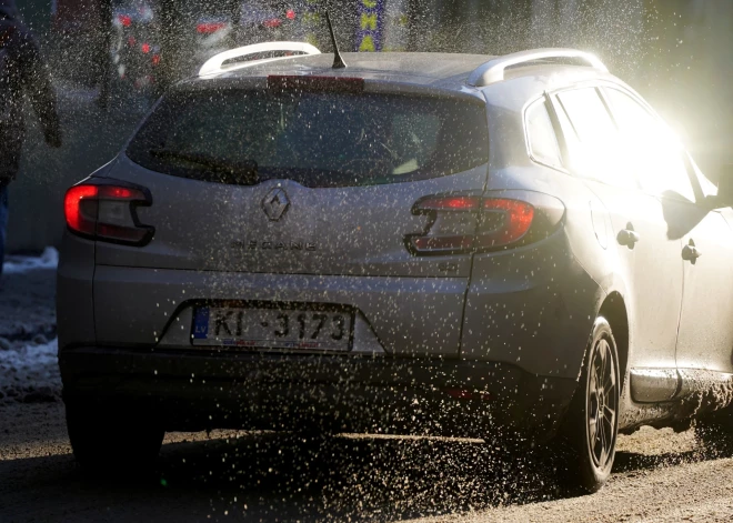 Šorīt visā Latvijā autoceļi sniegoti un apledo