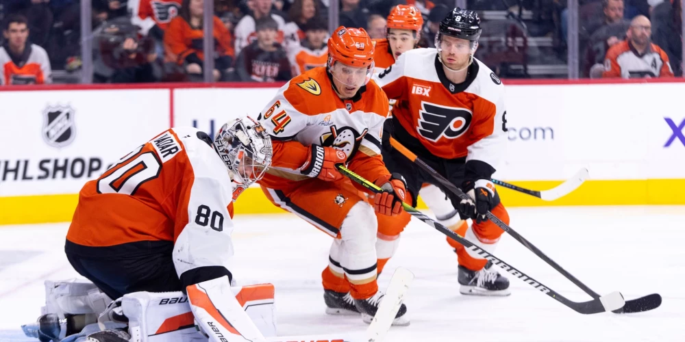 "Flyers" savā laukumā ar 5:2 (2:1, 2:0, 1:1) pārspēja Anaheimas "Ducks", sagādājot viesiem trešo zaudējumu pēc kārtas.