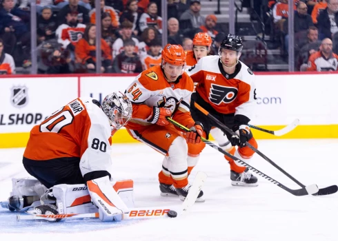 "Flyers" savā laukumā ar 5:2 (2:1, 2:0, 1:1) pārspēja Anaheimas "Ducks", sagādājot viesiem trešo zaudējumu pēc kārtas.