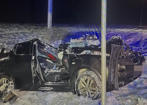 Trieciena rezultātā vieglajai automašīnai tika norauts jumts un auto tika izšķaidīts. 