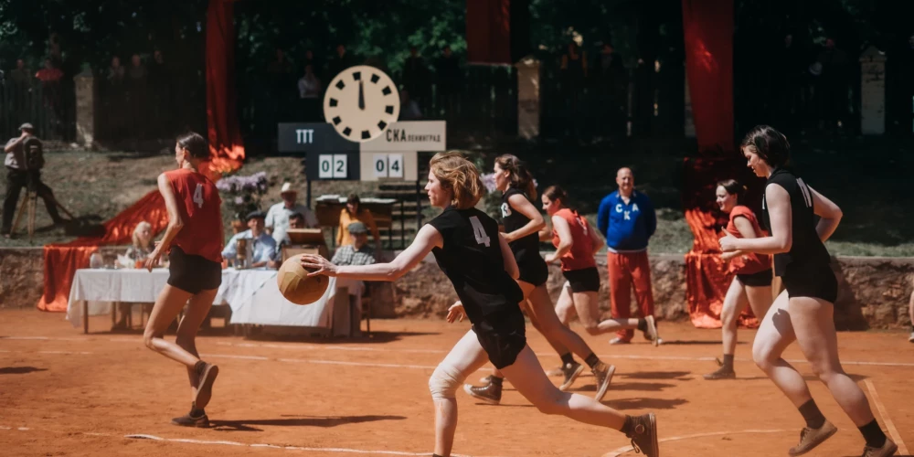 Filma “Tīklā. TTT leģendas dzimšana” balstīta uz patiesiem notikumiem par sieviešu basketbola komandas TTT izveidi padomju okupācijas gados.