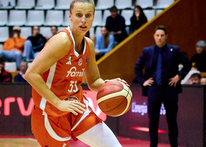 Kitija Laksa nespēj trāpīt metienus, bet tāpat trešo reizi karjerā izcīna Itālijas kausu 