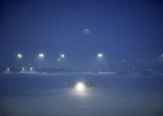 Spēcīgās snigšanas un lielā sala dēļ Parīzē atcelti vairāki lidojumi