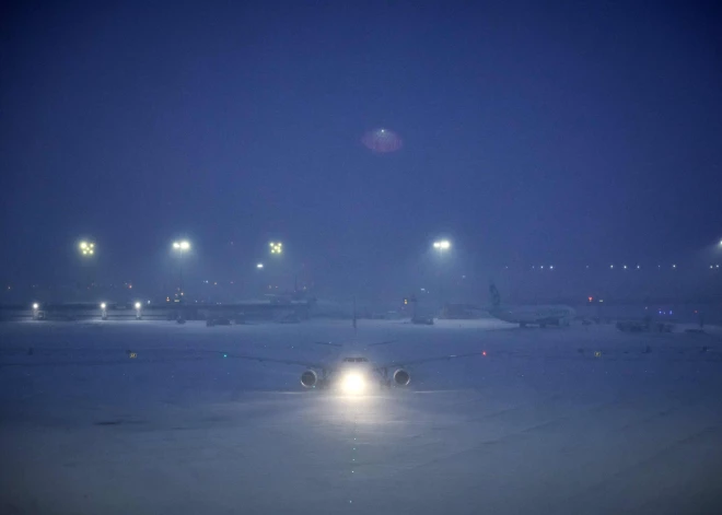 Spēcīgās snigšanas un lielā sala dēļ Parīzē atcelti vairāki lidojumi