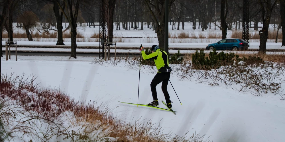 В Риге для любителей зимнего спорта подготовили лыжную трассу, которой можно пользоваться бесплатно со своим инвентарем.