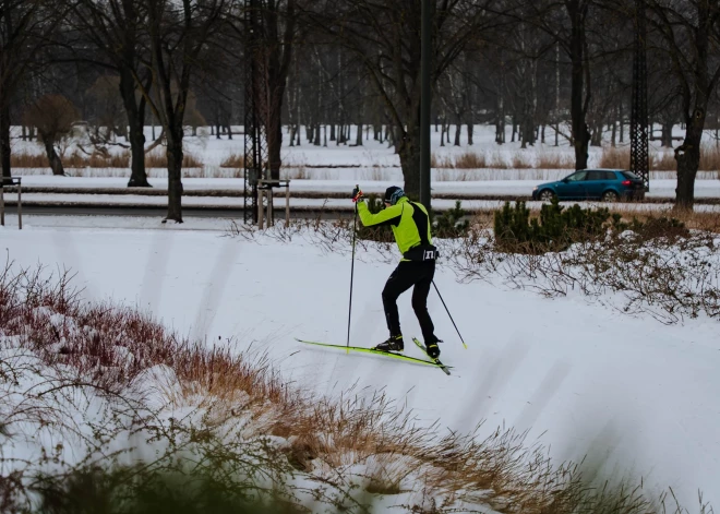 В Риге для любителей зимнего спорта подготовили лыжную трассу, которой можно пользоваться бесплатно со своим инвентарем.