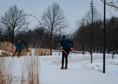 ФОТО: в Риге открыта бесплатная лыжная трасса, за прокат инвентаря придется заплатить