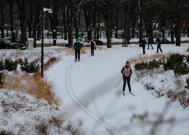 Rīdzinieki aicināti baudīt ziemas priekus slēpošanas trasē Uzvaras parkā