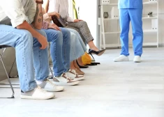 Хитрых пациентов начали успешно прогонять из очередей к латвийским врачам