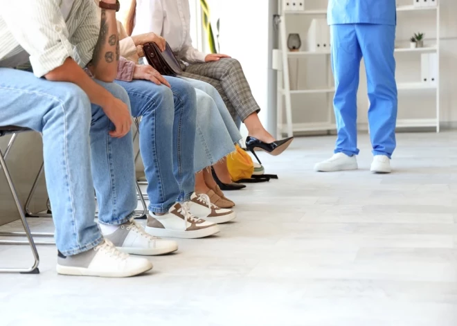 Хитрых пациентов начали успешно прогонять из очередей к латвийским врачам