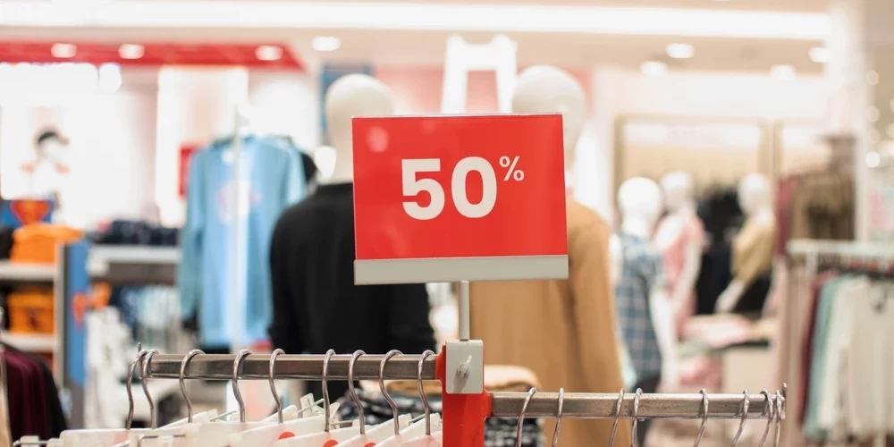 Более половины жителей Латвии (60%) во время распродаж покупают одежду и обувь, в том числе сезонные товары. 