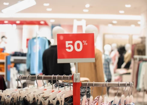 Более половины жителей Латвии (60%) во время распродаж покупают одежду и обувь, в том числе сезонные товары. 