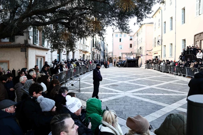Жители Сен-Тропе провожают актрису в последний путь.