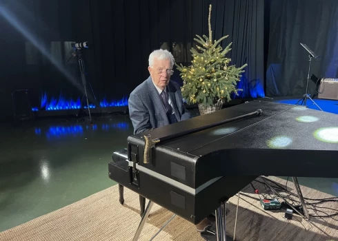 Фильм «Песенка о радости» создан в 2025 году и раскрывает повседневную творческую жизнь Маэстро.