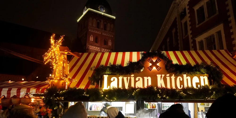 Иностранцы в восторге от Рождественского рынка в Риге.