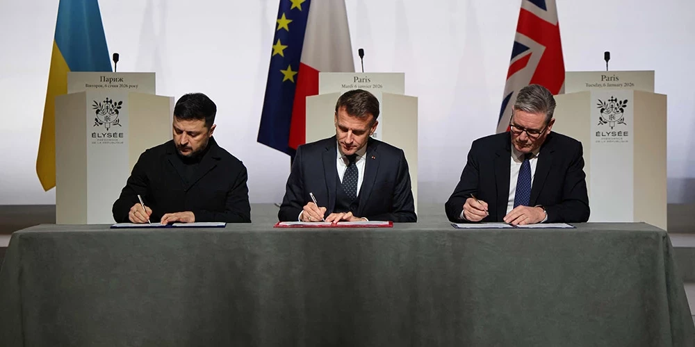 Ukrainas prezidents Volodimirs Zelenskis, Francijas prezidents Emanuels Makrons un Lielbritānijas premjerministrs Kīrs Stārmers apņēmīgo koalīcijas samita laikā par Ukrainas drošības garantijām paraksta deklarāciju par spēku izvietošanu Ukrainā pēc pamiera noslēgšanas.