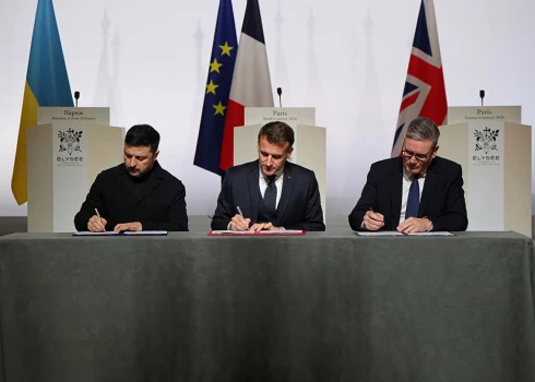 Ukrainas prezidents Volodimirs Zelenskis, Francijas prezidents Emanuels Makrons un Lielbritānijas premjerministrs Kīrs Stārmers apņēmīgo koalīcijas samita laikā par Ukrainas drošības garantijām paraksta deklarāciju par spēku izvietošanu Ukrainā pēc pamiera noslēgšanas.