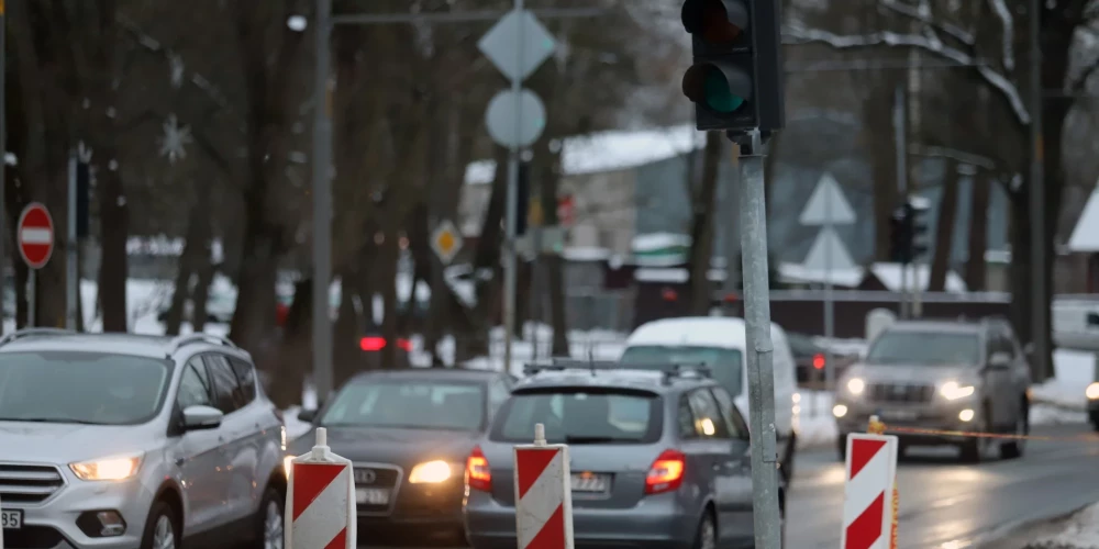 Saistībā ar veloinfrastruktūras izbūves laikā veiktajiem darbiem un stipra vēja ietekmi 2025. gada nogalē, tika bojāta luksoforu darbība būvdarbu zonā Mūkusalas un Bauskas ielas krustojumā.