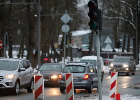 Saistībā ar veloinfrastruktūras izbūves laikā veiktajiem darbiem un stipra vēja ietekmi 2025. gada nogalē, tika bojāta luksoforu darbība būvdarbu zonā Mūkusalas un Bauskas ielas krustojumā.