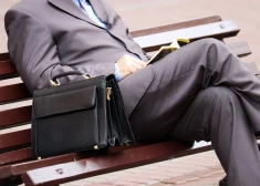 А как же обещанная экономия? Половина министерств не планирует сокращать персонал