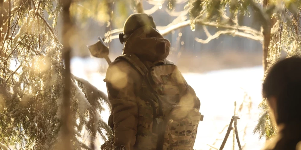 Latvija ir neliela valsts, kuras teritoriju vēsture nav žēlojusi nevienā no pārskatāmajiem gadsimtiem. Šādas zemes ir īpaši interesantas tiem, kuru hobijs ir staigāšana ar metāla detektoru. Varētu šķist – ko gan tie vairāk izdara, kā vien paskrāpē mūsu zemes pašu garoziņu, taču, izrādās, ar to pietiek, lai atrastu atbalsis gan no neseniem un sadzīviskiem, gan seniem, ļoti seniem un būtiskiem notikumiem.