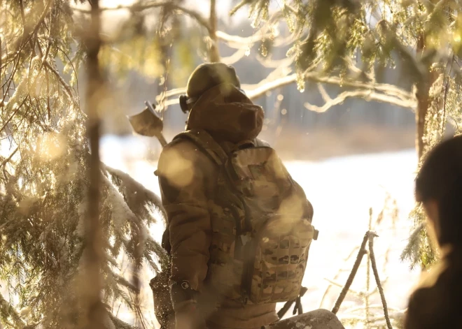 Latvija ir neliela valsts, kuras teritoriju vēsture nav žēlojusi nevienā no pārskatāmajiem gadsimtiem. Šādas zemes ir īpaši interesantas tiem, kuru hobijs ir staigāšana ar metāla detektoru. Varētu šķist – ko gan tie vairāk izdara, kā vien paskrāpē mūsu zemes pašu garoziņu, taču, izrādās, ar to pietiek, lai atrastu atbalsis gan no neseniem un sadzīviskiem, gan seniem, ļoti seniem un būtiskiem notikumiem.