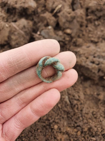 Patiesi iespaidīgs atradums - nameja gredzens. Salīdzinoši vienkāršotā, modernajiem gredzeniem netipiskā forma, iespējams, skaidrojama ar tā vecumu - aptuveni 700 gadi...