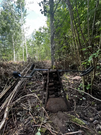 Lielākā padomju tanka "IS-2" (par godu tirānam Josifam Staļinam) ķēdes posmi. Atrasts pavisam nejauši, kad kāds Dāvja draugs saucis viņu palīgā atrast piekabes detaļu lauku privātīpašumā.