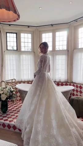 Holija Remzija modes nama “Elie Saab” mežģīņu kleitā, kas bija viens no četriem tērpiem viņas divu dienu kāzu svinībām.