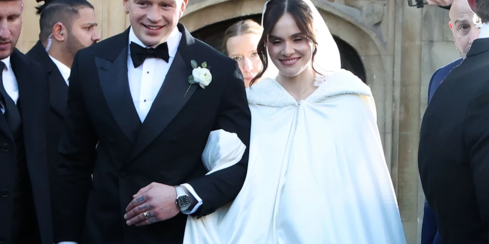 Gordona Remzija meita Holija Remzija ar olimpisko peldētāju Adamu Pītiju laulājās aizvadītā gada 27. decembrī. Dodoties ārā no baznīcas, viņas līgavas kleitu sedza balts apmetnis.