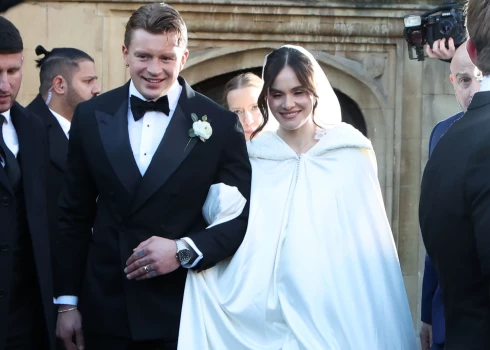 Gordona Remzija meita Holija Remzija ar olimpisko peldētāju Adamu Pītiju laulājās aizvadītā gada 27. decembrī. Dodoties ārā no baznīcas, viņas līgavas kleitu sedza balts apmetnis.