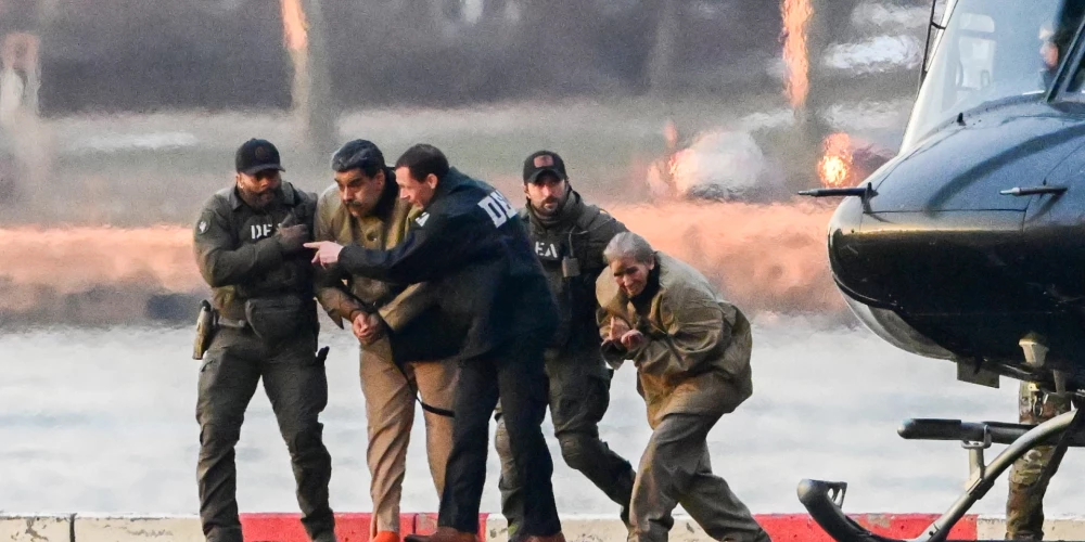 Sagūstītais Venecuēlas prezidents Nikolass Maduro un viņa sieva Sīlija Floresa nogādāti Ņujorkā, lai stātos ASV tiesas priekšā