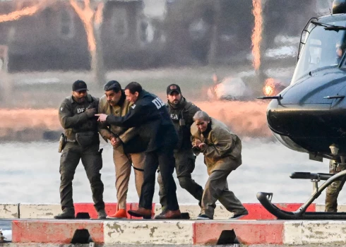 Sagūstītais Venecuēlas prezidents Nikolass Maduro un viņa sieva Sīlija Floresa nogādāti Ņujorkā, lai stātos ASV tiesas priekšā
