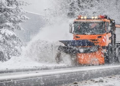Ķekavas novada dome skaidro, kāpēc ceļu uzturēšana ziemā rada problēmas 