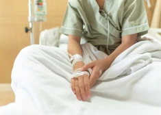 "Gulēja, sarāvusies čokuriņā no sāpēm": Bērnu slimnīca atsakās operēt meiteni ar lauztu atslēgas kaulu - sadzīšot tāpat