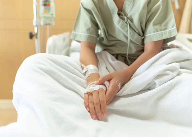 "Gulēja, sarāvusies čokuriņā no sāpēm": Bērnu slimnīca atsakās operēt meiteni ar lauztu atslēgas kaulu - sadzīšot tāpat