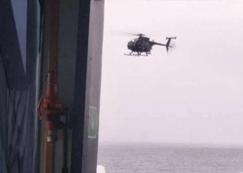 Kremļa propagandisti izplata šādu fotoattēlu, apgalvojot, ka tas esot aculiecinieka uzņemts un atspoguļo kuģa “sagrābšanas” mēģinājumu.