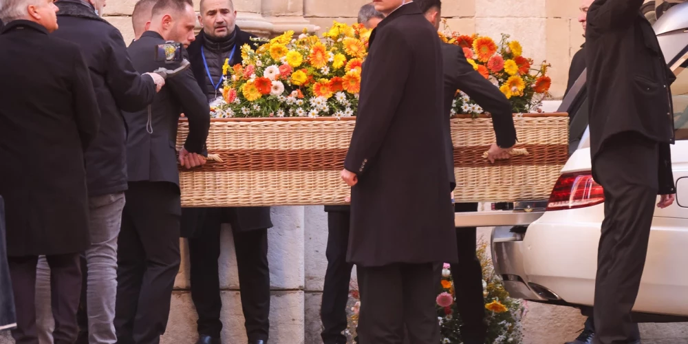 Atvadas no franču kino leģendas Brižitas Bardo.