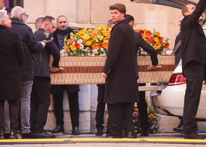 Atvadas no franču kino leģendas Brižitas Bardo.