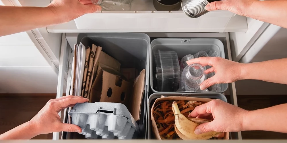 Сортировка отходов становится хорошей привычкой.