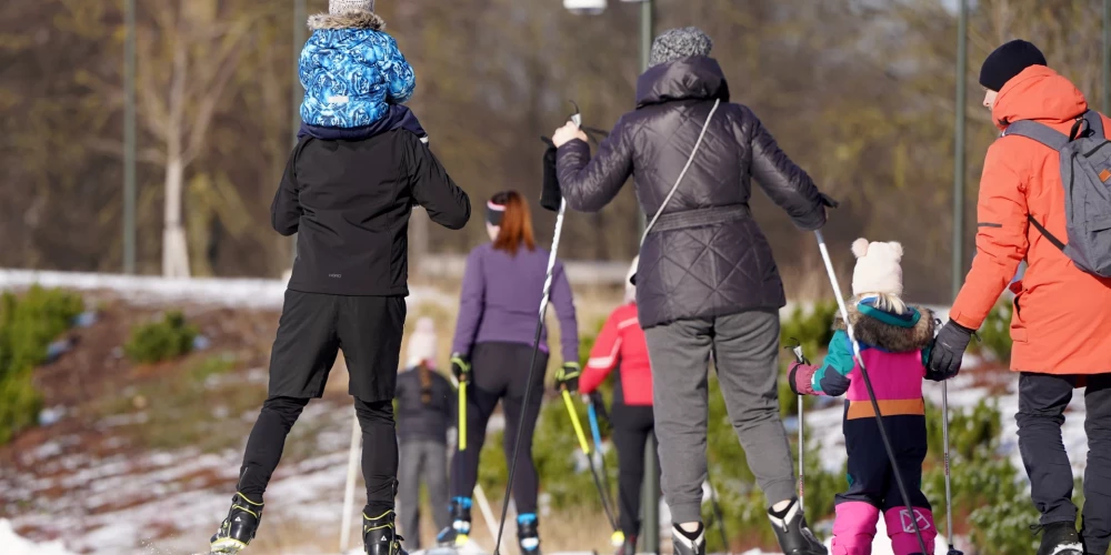 Svētku brīvdienās Latvijas slēpošanas trasēs bija liels apmeklētāju skaits.