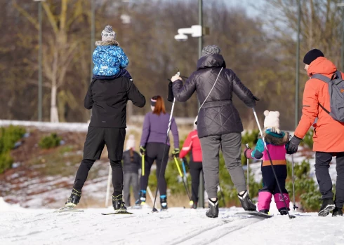 Svētku brīvdienās Latvijas slēpošanas trasēs bija liels apmeklētāju skaits.