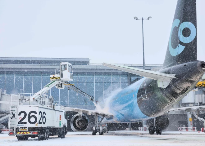 Ekstrēmu laikapstākļu dēļ Eiropā atcelti simtiem avioreisu