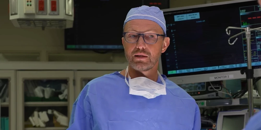 TV raidījumā "Sapnis citā Amerikā" mūziķis Lauris Reiniks devās uz Floridu, lai tiktos ar latviešu speciālistu, sirds un plaušu ķirurgu Gundaru Katlapu.